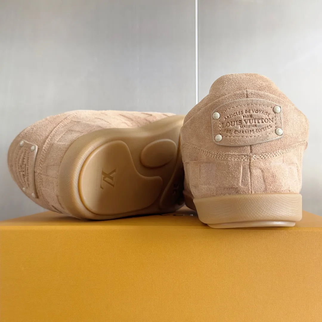 [L Family x Ingo joint model] Top P: 820💰 ▪️Size: Women's 35-40 (customized at 41.42 for women). Men's 39-44 (customized at 38.45.46) LV x Ingo joint model Top version Fatty Forrest Gump shoes Thick sole Couple model Casual sports shoes Original purchase and development Production LV Yeti lace-up shoes from LV Yeti The series combines Japanese "small feet" fashion aesthetics with classic Louis Vuitton elements in avant-garde strokes, subtly paying tribute to the traditional Japanese culture of taking off shoes when entering the house. The suede cow leather is partially embossed with Nigo's reinterpreted Damier pattern, and the comfortable casual shoe configuration highlights street style. Exquisite packaging at the delivery counter🛍📦 ▪️Fabric: Original imported first-layer cowhide ▪️Inner lining: Original custom-made breathable mesh ▪️Sole: Original molded non-slip TPU material ▪️Sole thickness: 5CM